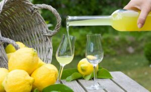 Liqueur de citron "limoncello" : petite Histoire et traditions d'une boisson italienne incontournable